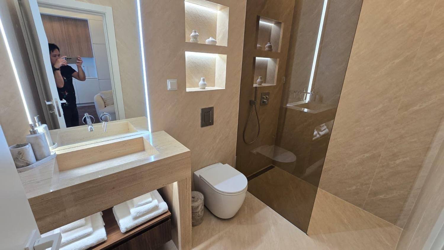 Finished bathroom in the model apartment, real photo